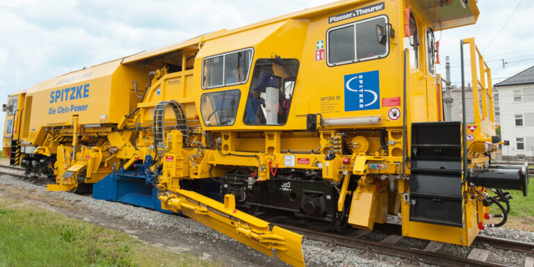 universal ballast spreading and profiling machine
