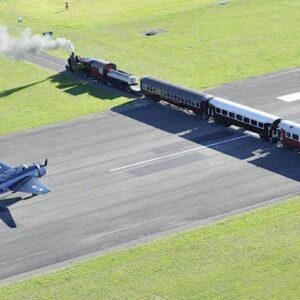 Поезд, проходящий через взлетно-посадочную полосу