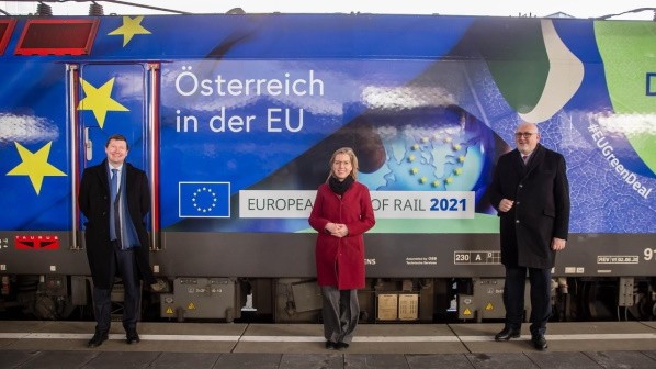 украсил локомотив символикой