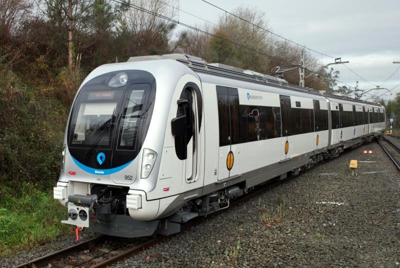 заказывает четыре поезда