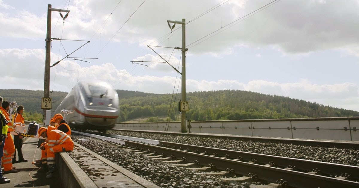 рельсов, окрашенных в белый цвет