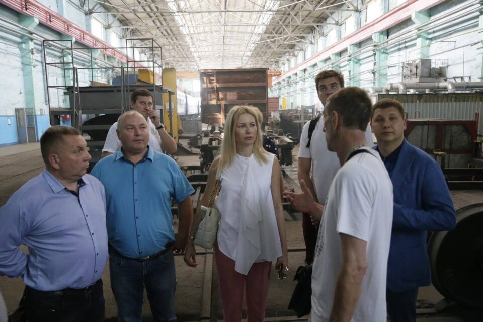 пассажирских вагонов неукомплектованными