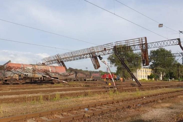 поезд сошел с рельсов