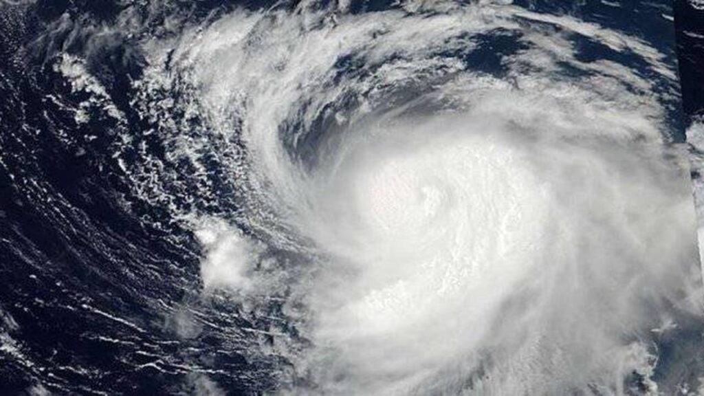 Тайфун Чанту обрушился на Китай, Шанхай и Нинбо закрылись