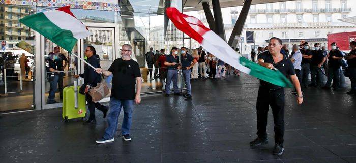 на ЖД вокзалах