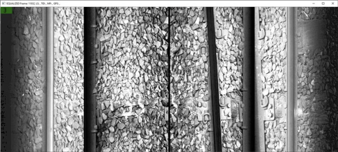 Деревянную шпалу почти не видно, но часть шпалы заметно разрушена, внутри видны части балласта.