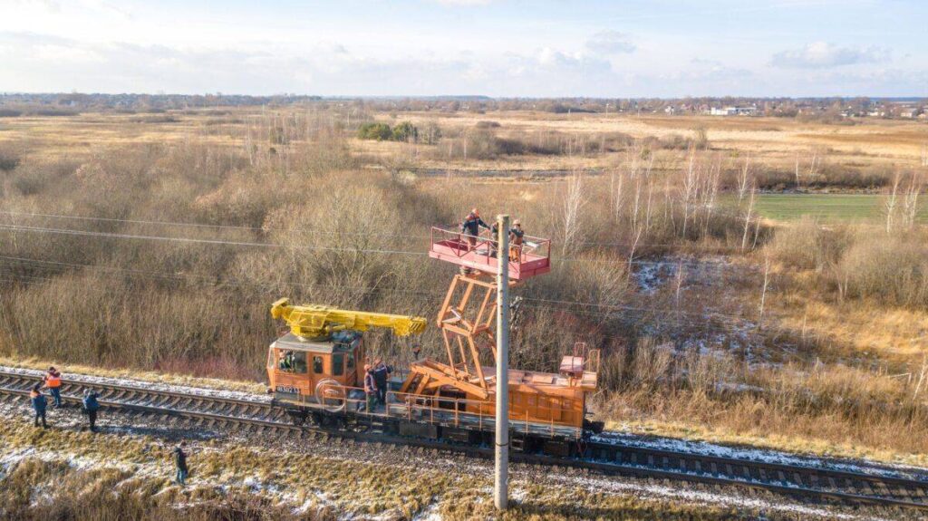 На ЖД участке Ковель-Изов-Госграница начали монтаж контактной сети