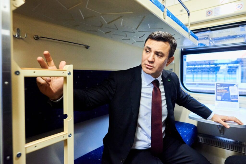 проинспектировал новые вагоны от КВСЗ