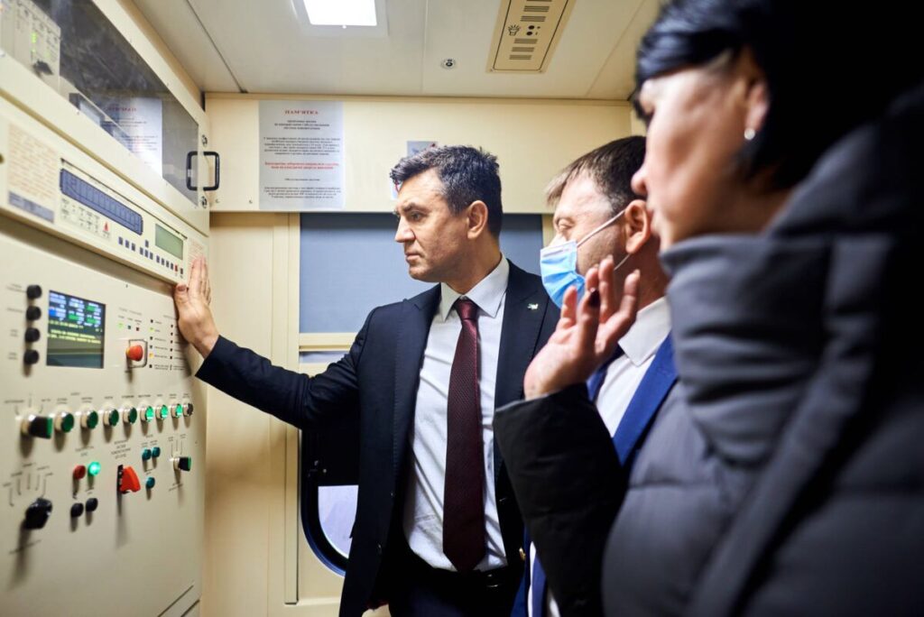 проинспектировал новые вагоны от КВСЗ