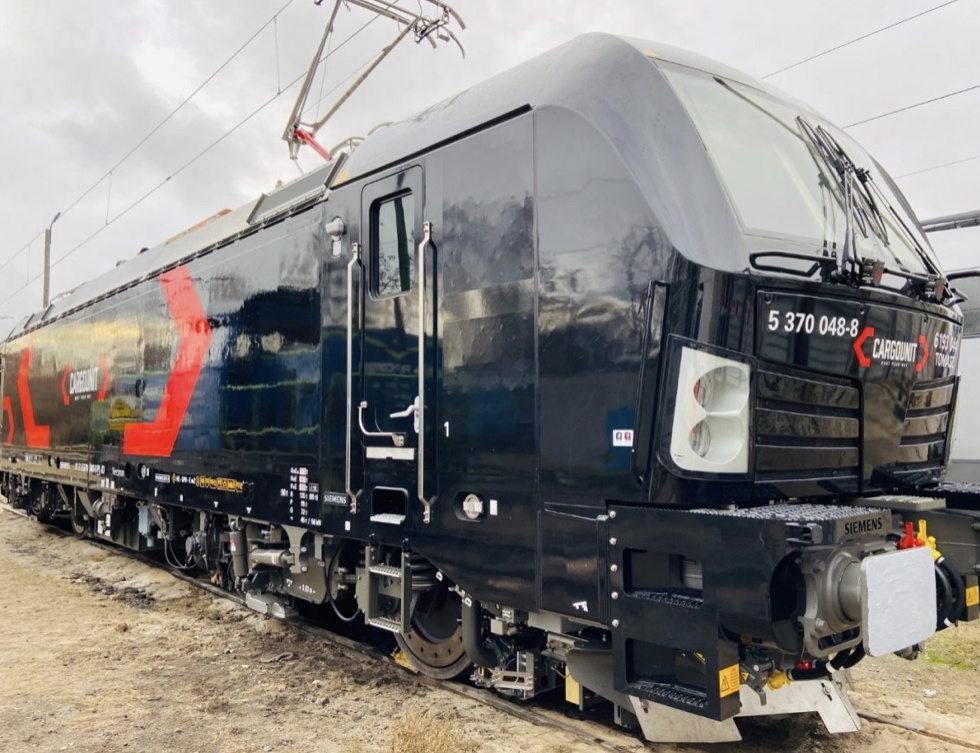 покупает локомотивы