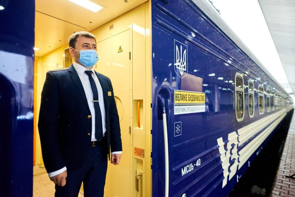 проинспектировал новые вагоны от КВСЗ