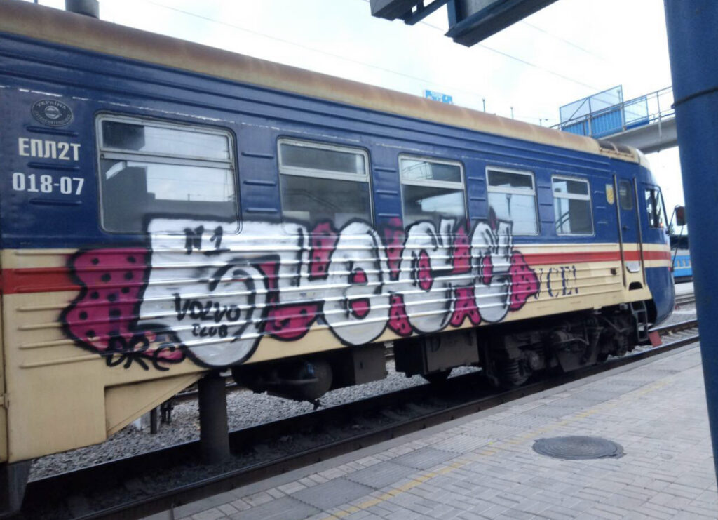 разрисовали две электрички