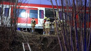 зіткнулися два пасажирські потяги