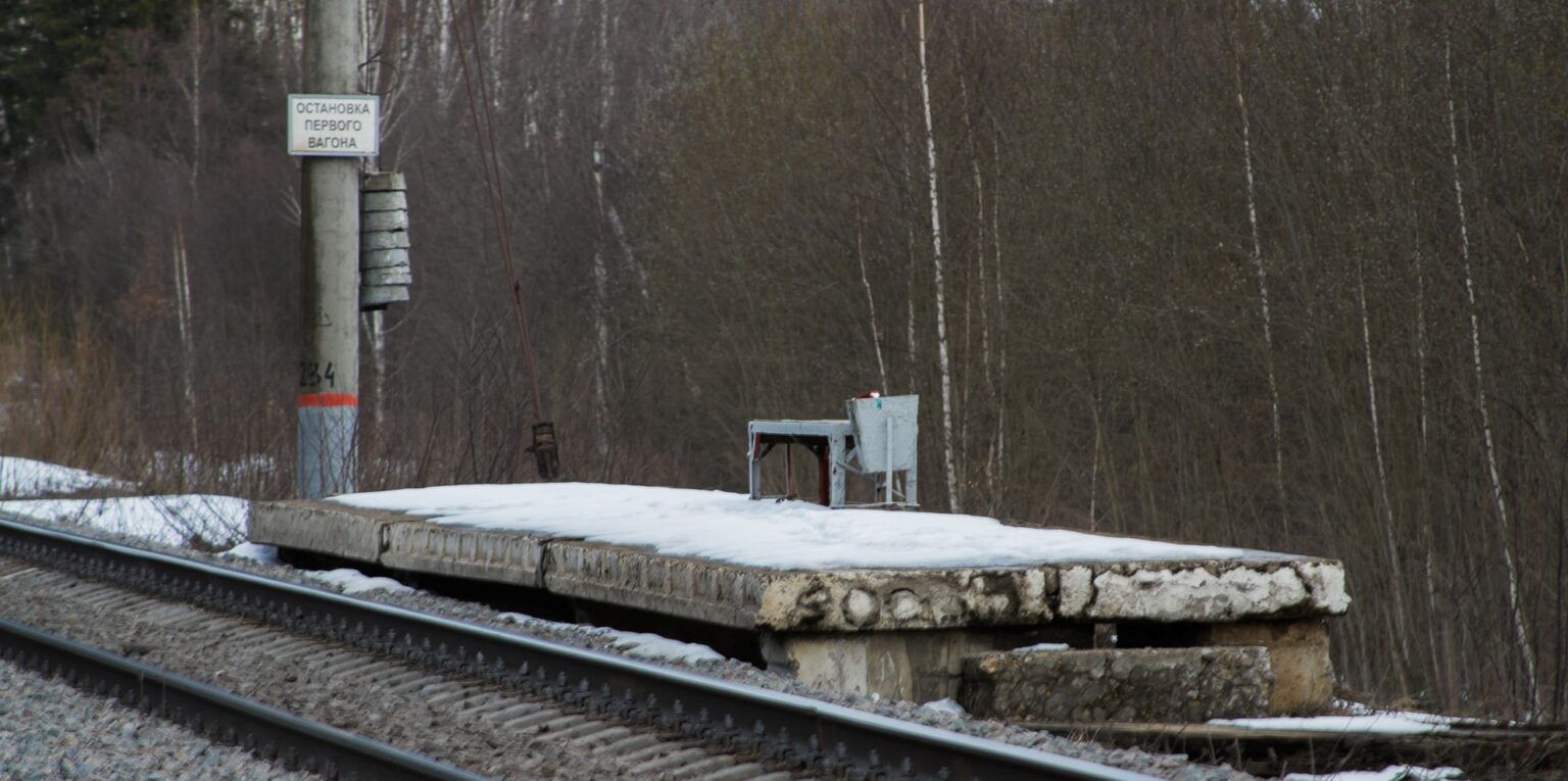 Тепловоз із імперською та рашистською символікою на одній із станцій у Москві