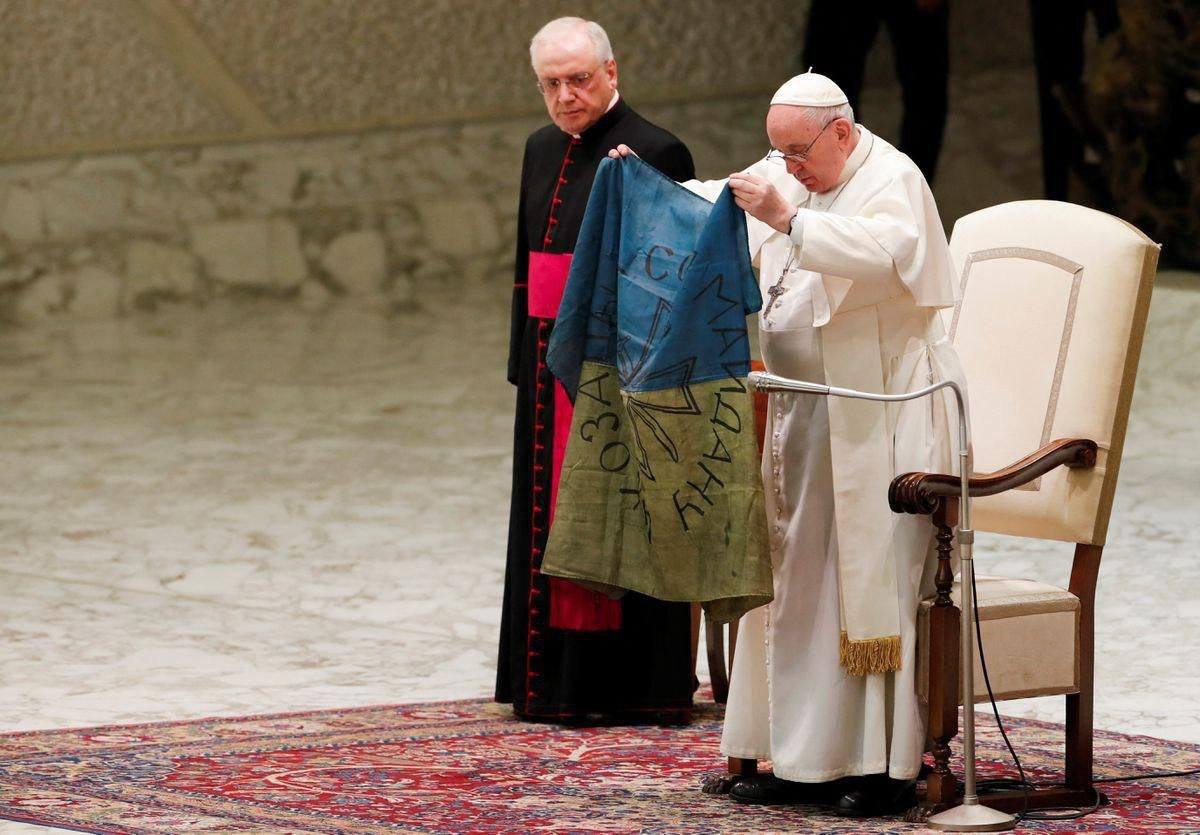 Pope Francis raised the Ukrainian flag