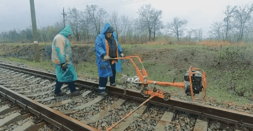 железнодорожники восстанавливают инфраструктуру
