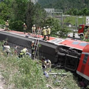 сошел с путей пассажирский поезд