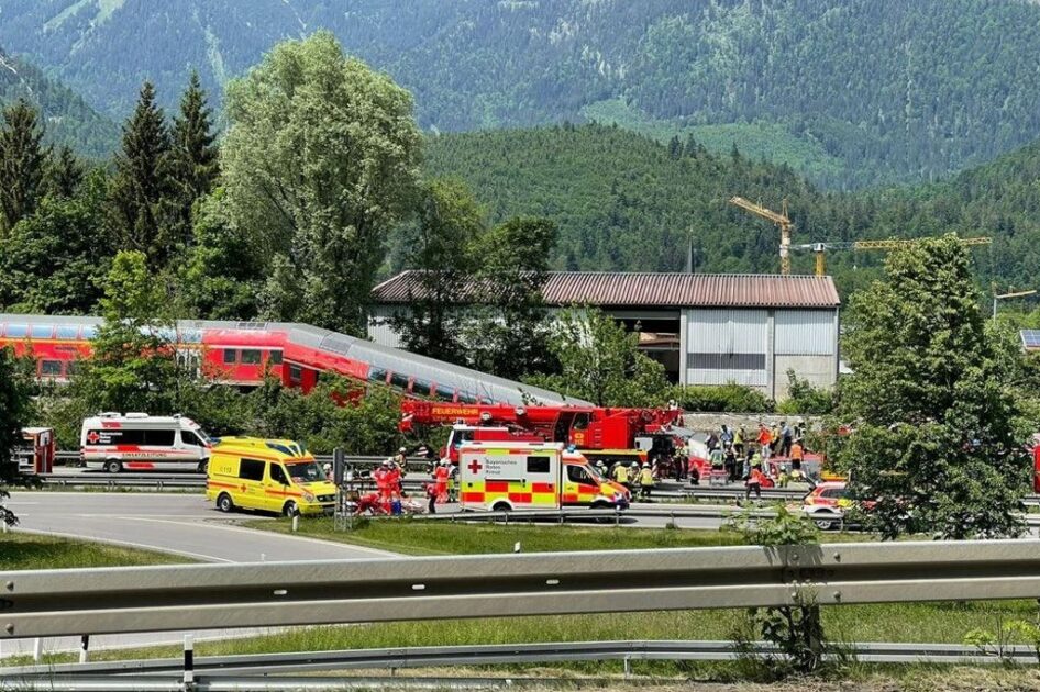 сошел с путей пассажирский поезд