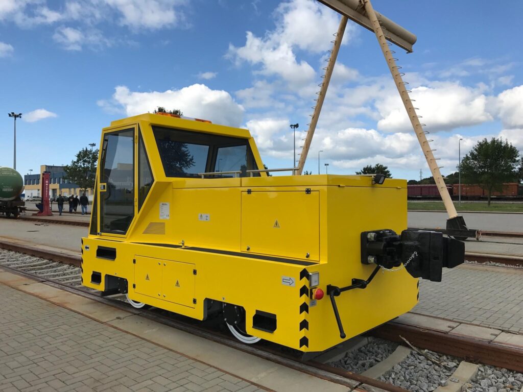 заказала аккумуляторный локомотив