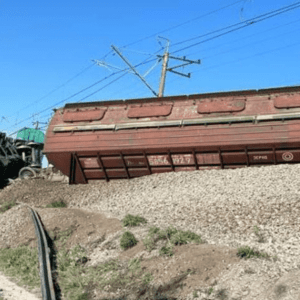 с рельсов сошел грузовой поезд