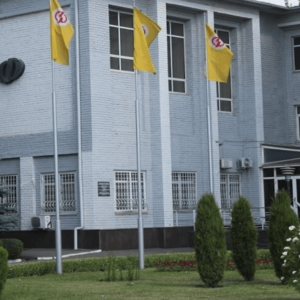 уменьшает объемы производства