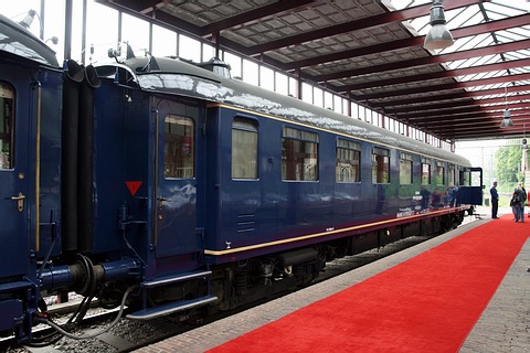 Королівські поїзди та вагони