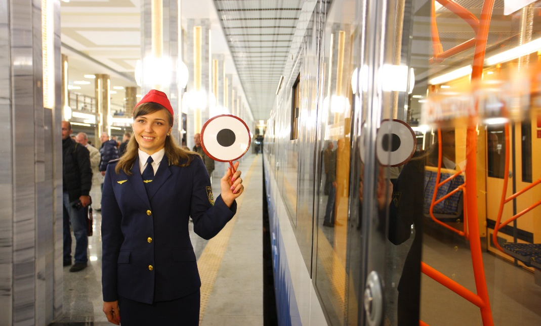 Ілюстративне фото «Метропоїзд до відправлення готовий». Станція Київського метро «Іподром», метропоїзд виробництва КВБЗ.