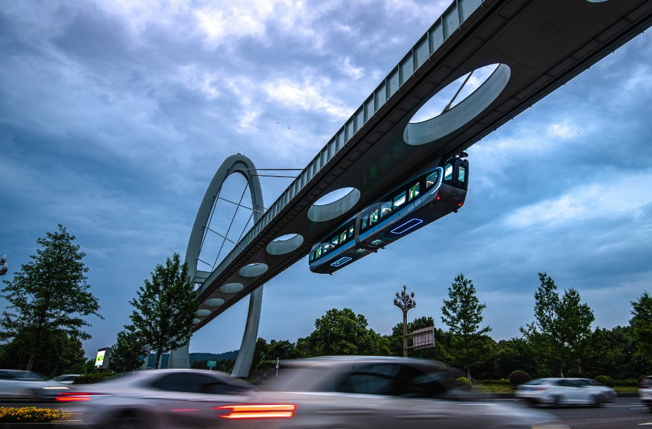 відкриває монорельсову систему