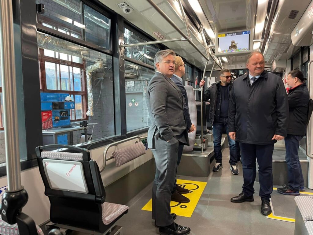 DLRR выпустил свои первые трамваи.