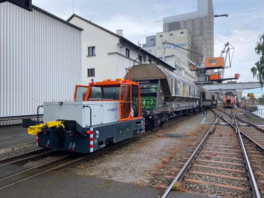 Battery shunting locomotive