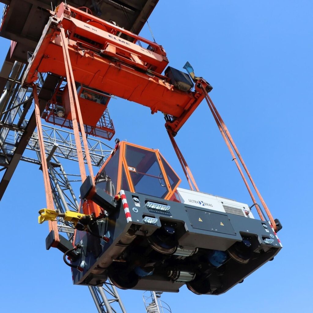 Battery shunting locomotive