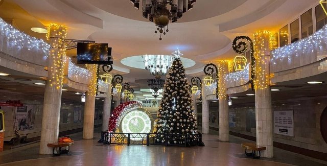 The main Christmas tree of Kharkiv is once again installed in the metro. The main Christmas tree of Kharkiv is once again installed in the metro.