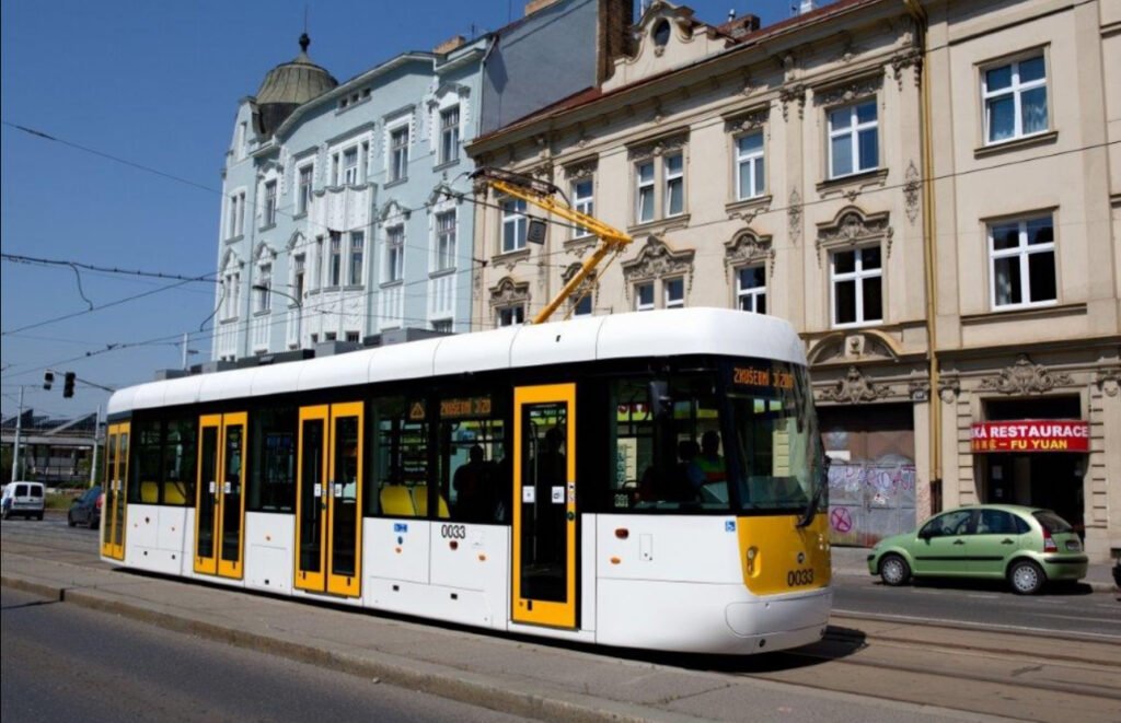 поставить односекційні низько підлогові трамваї