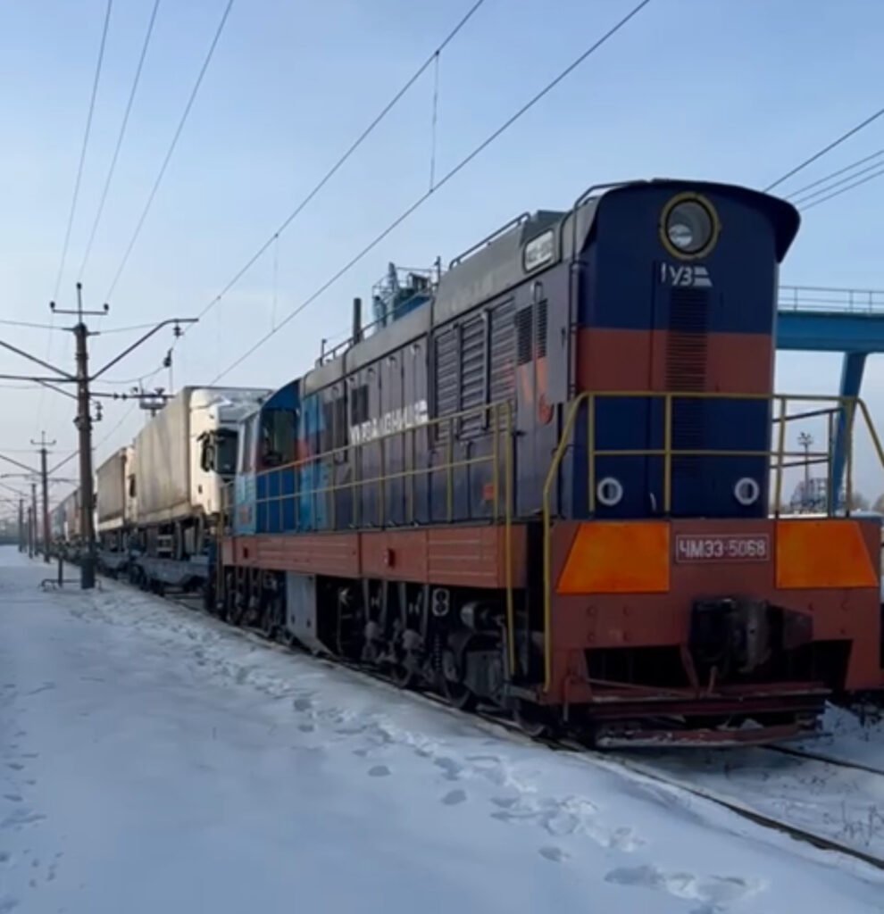 Ukrzaliznytsia sent the first piggyback train with trucks to Poland