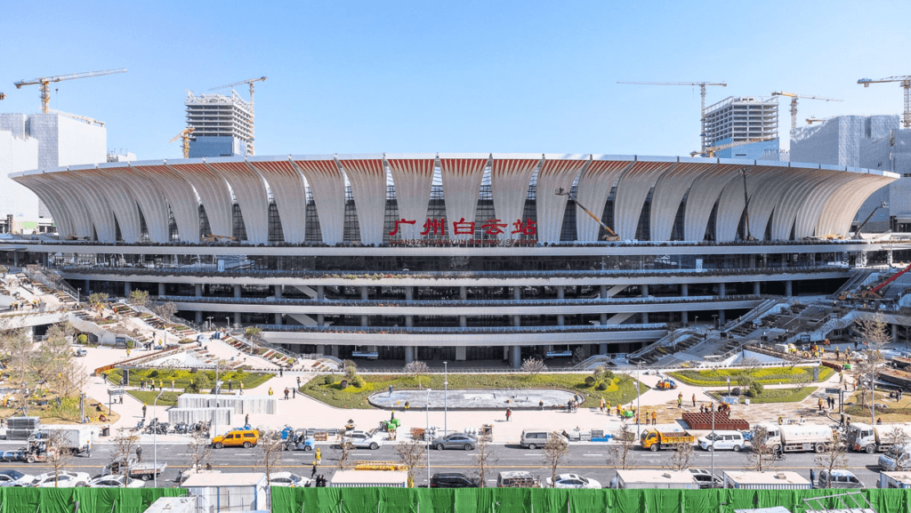 China utilizes smart robots in the construction of transportation hubs