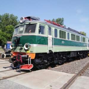 продает электровозы