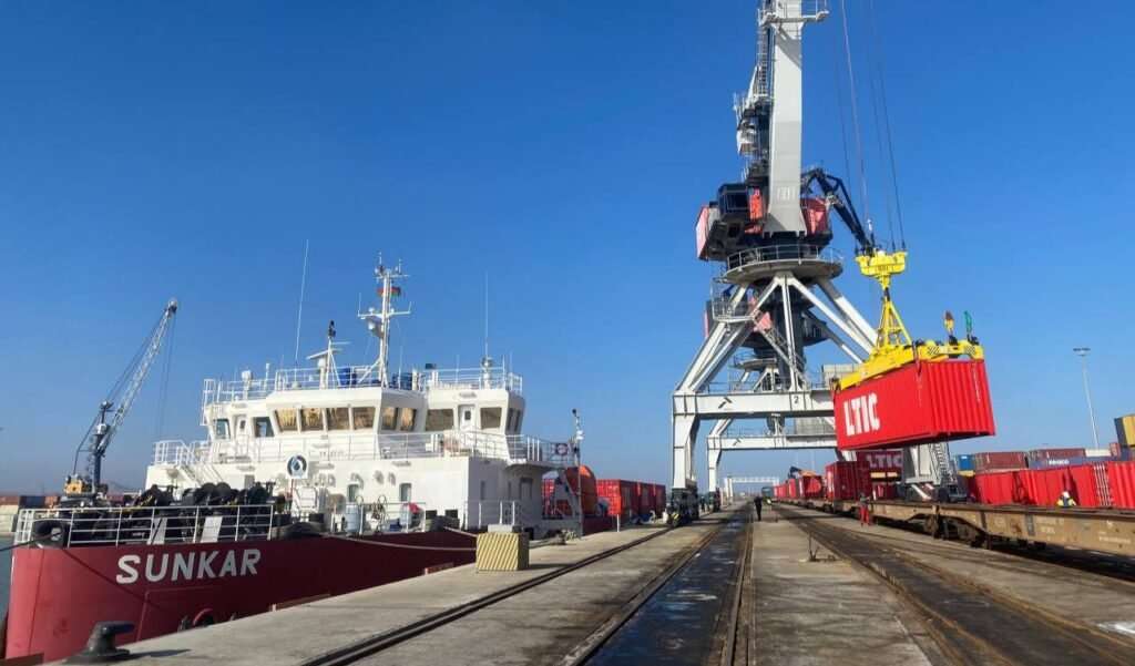 маршрутний потяг із Китаю