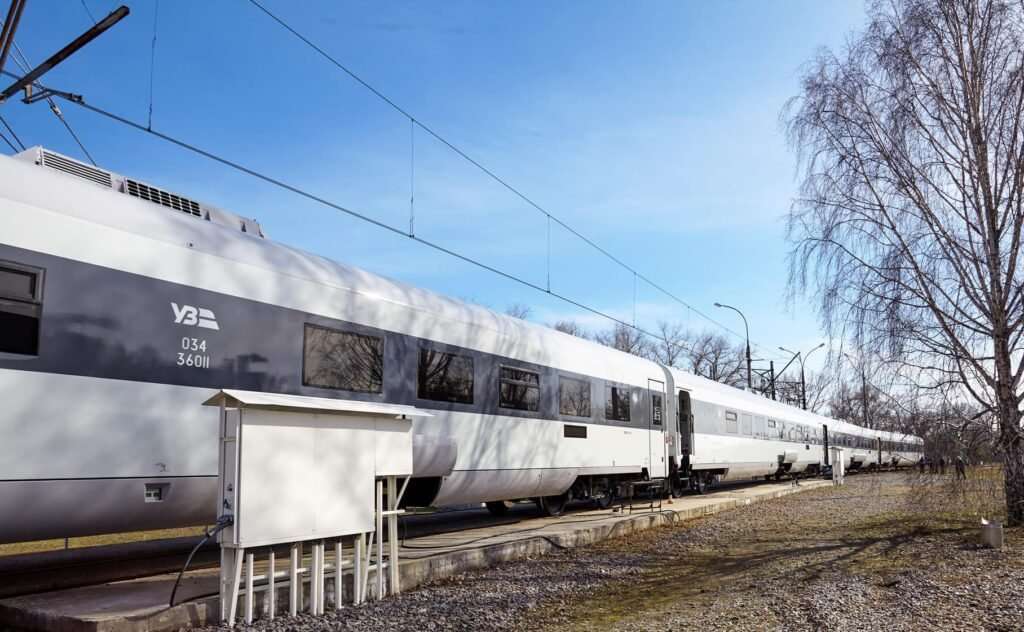 KRCBW handed over to Ukrzaliznytsia an interregional locomotive-hauled train