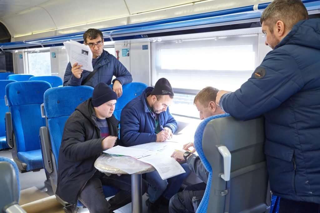 KRCBW handed over to Ukrzaliznytsia an interregional locomotive-hauled train