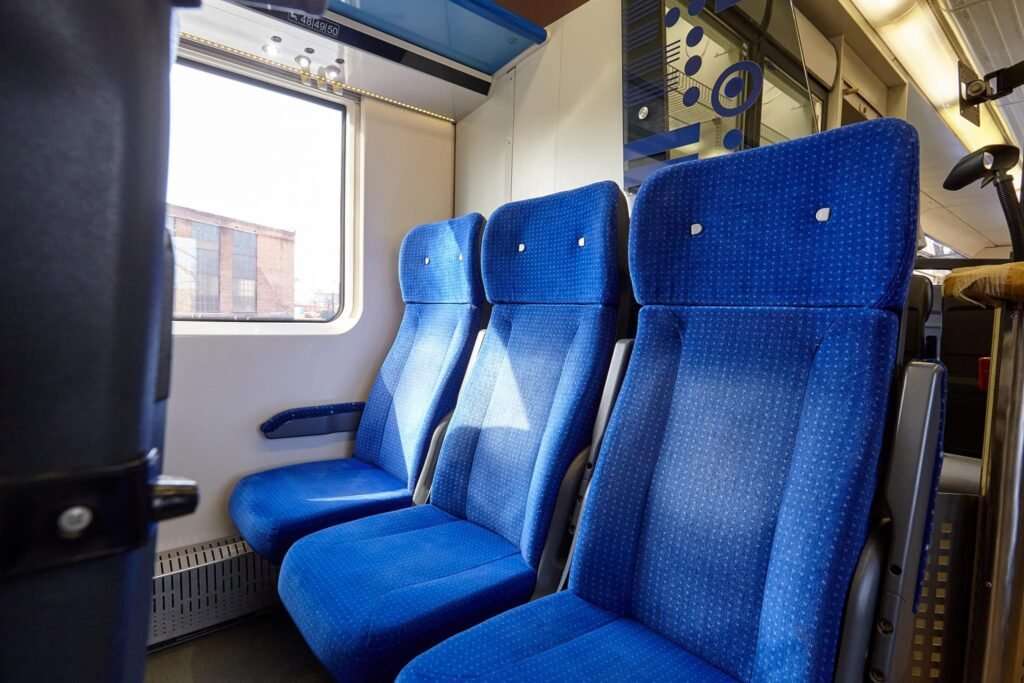 KRCBW handed over to Ukrzaliznytsia an interregional locomotive-hauled train