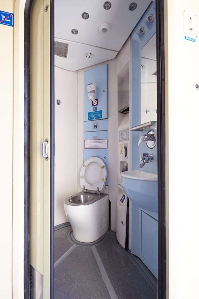 KRCBW handed over to Ukrzaliznytsia an interregional locomotive-hauled train