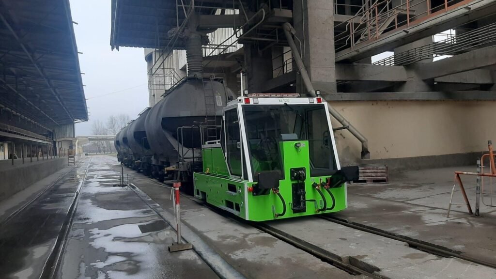 Новый аккумуляторный локомотив ES3000