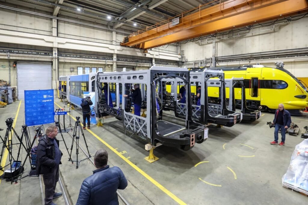 збирає нові трамваї