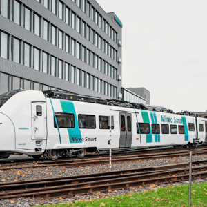 Tesla переходить на екологічно чисті поїзди