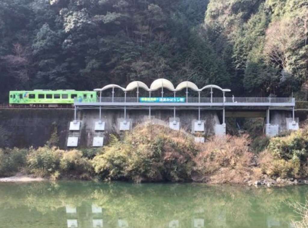 Залізнична станція для споглядання краси природи Залізнична станція для споглядання краси природи