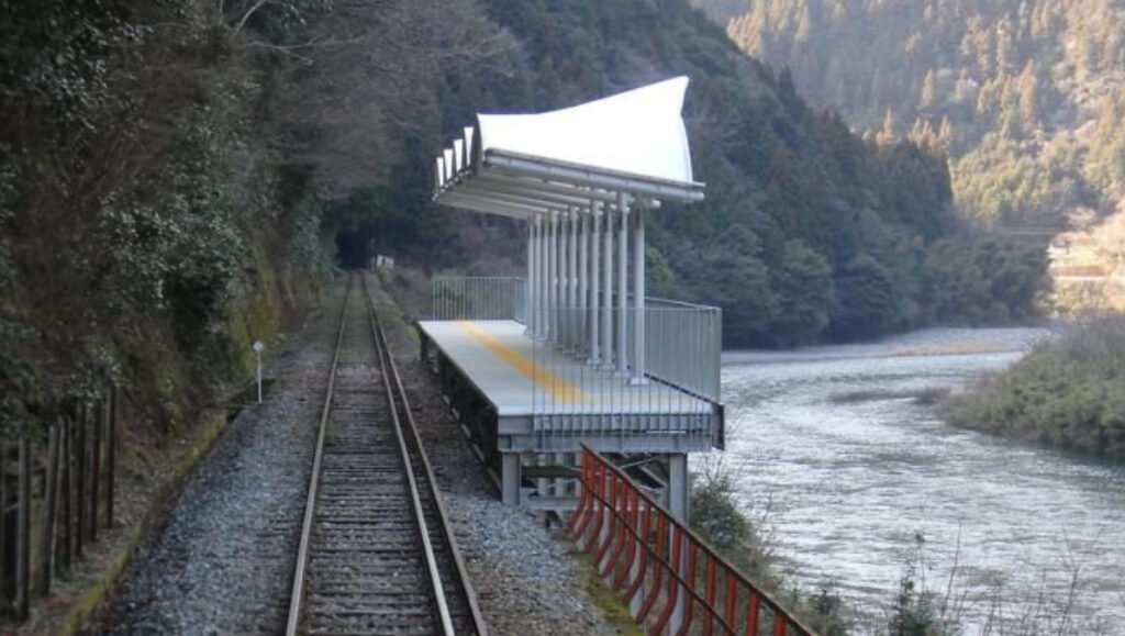 Залізнична станція для споглядання краси природи Залізнична станція для споглядання краси природи