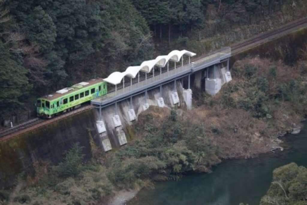 Залізнична станція для споглядання краси природи Залізнична станція для споглядання краси природи