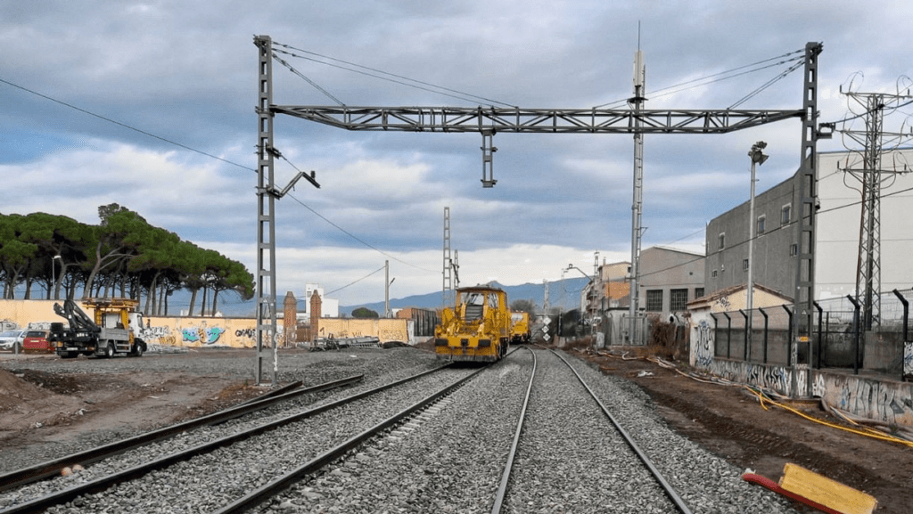 Adif invests €210 million in extensive modernization of Spain's railway infrastructure Adif invests €210 million in extensive modernization of Spain's railway infrastructure