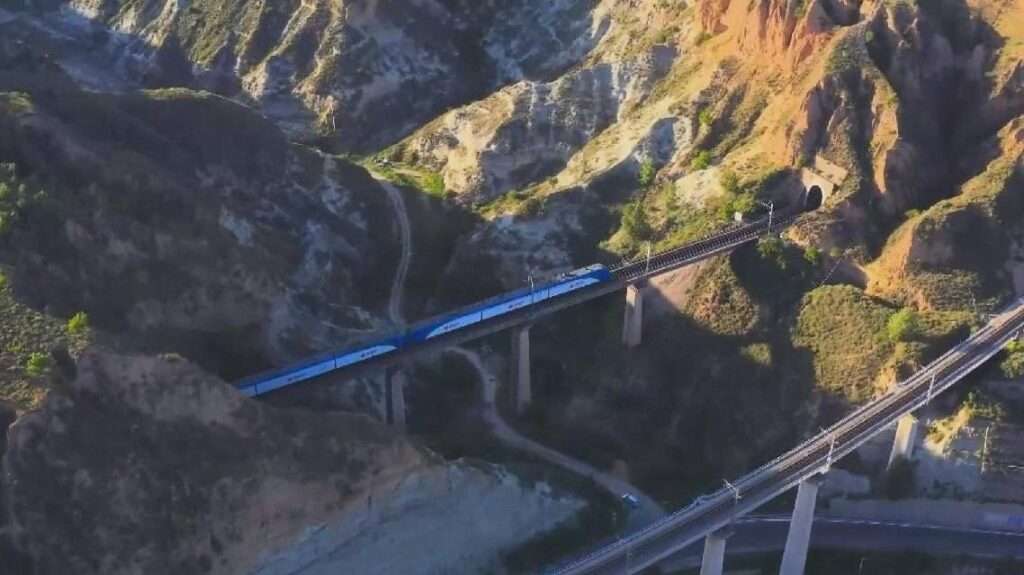 У Китаї запустили перший безпілотний вантажний поїзд У Китаї запустили перший безпілотний вантажний поїзд