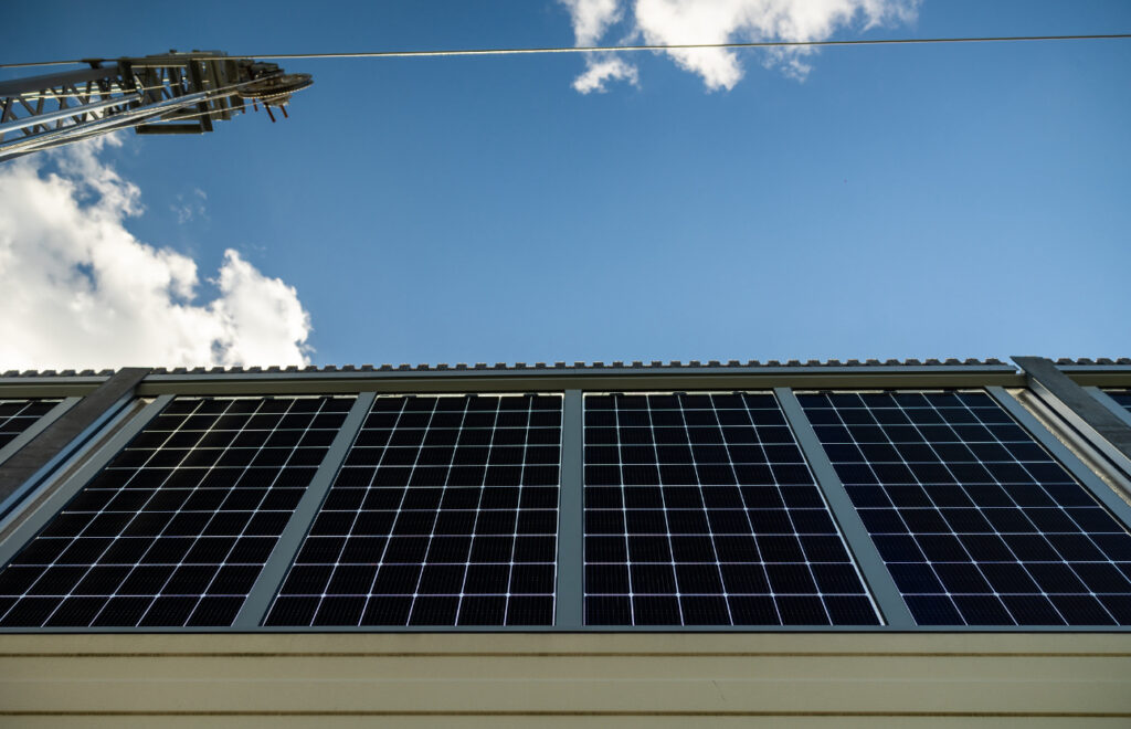 Литва внедряет солнечный шумозащитный экран Литва внедряет солнечный шумозащитный экран